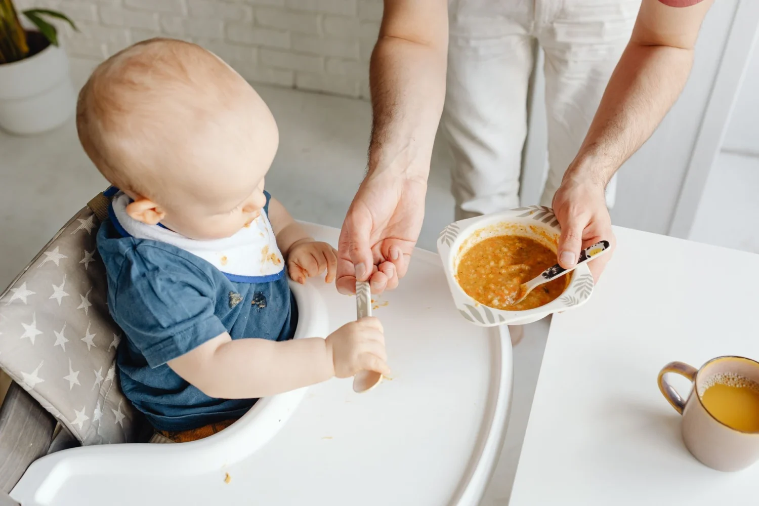Bébé veut manger seul à 10-12 mois : que faire ?