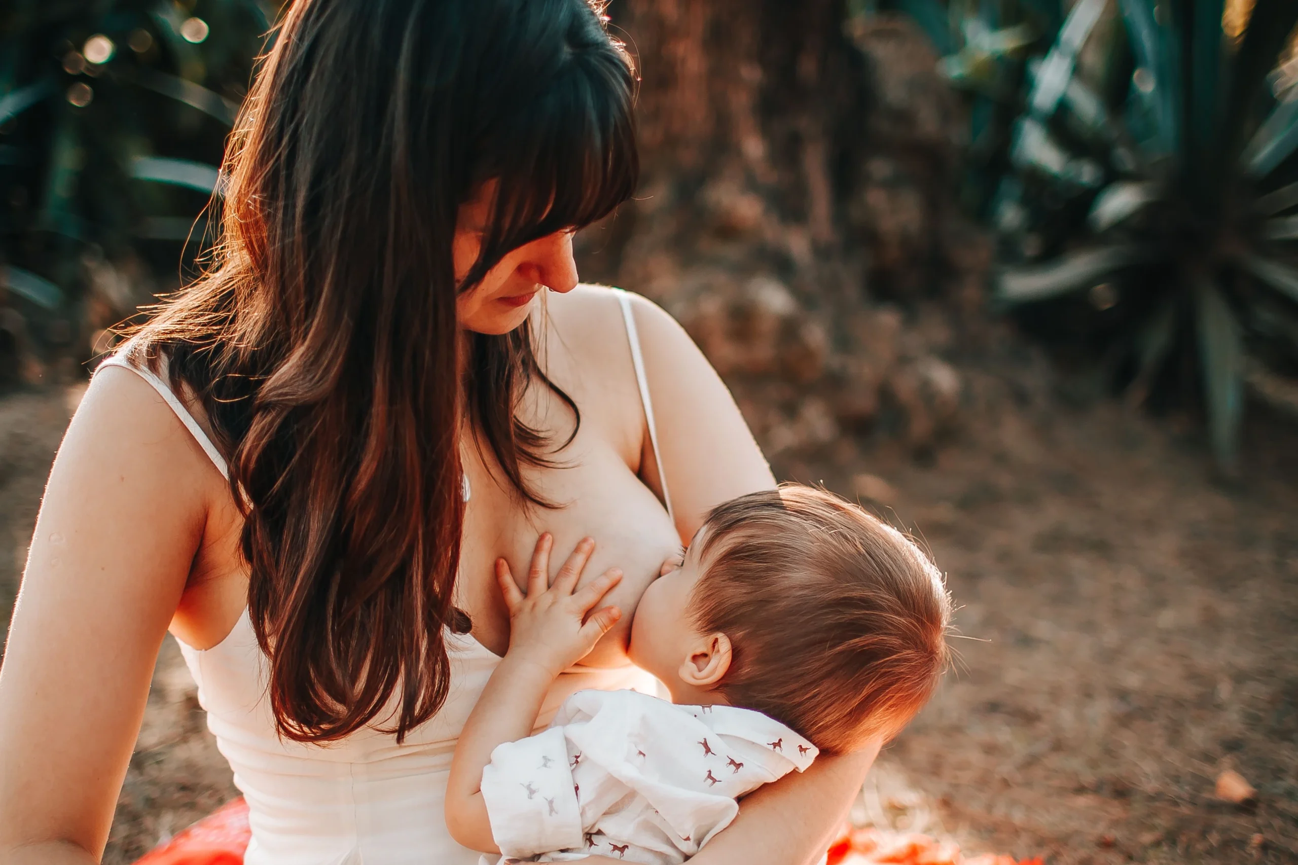 Maman qui allaite son enfant, conseils et techniques d'allaitement par Manalait