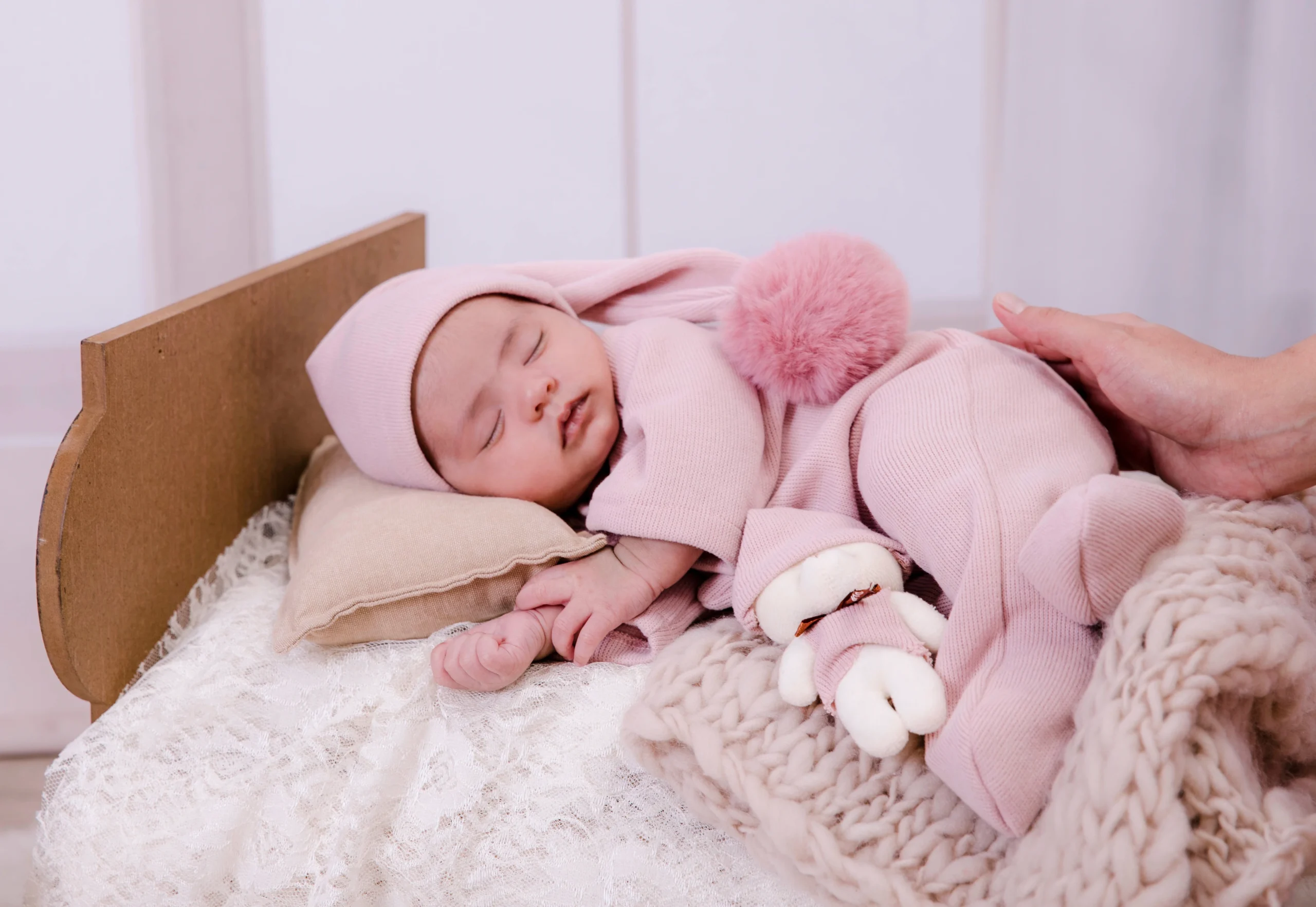 Un bébé qui dors paisiblement sur un lit, solutions Manalait pour les crises de sommeil