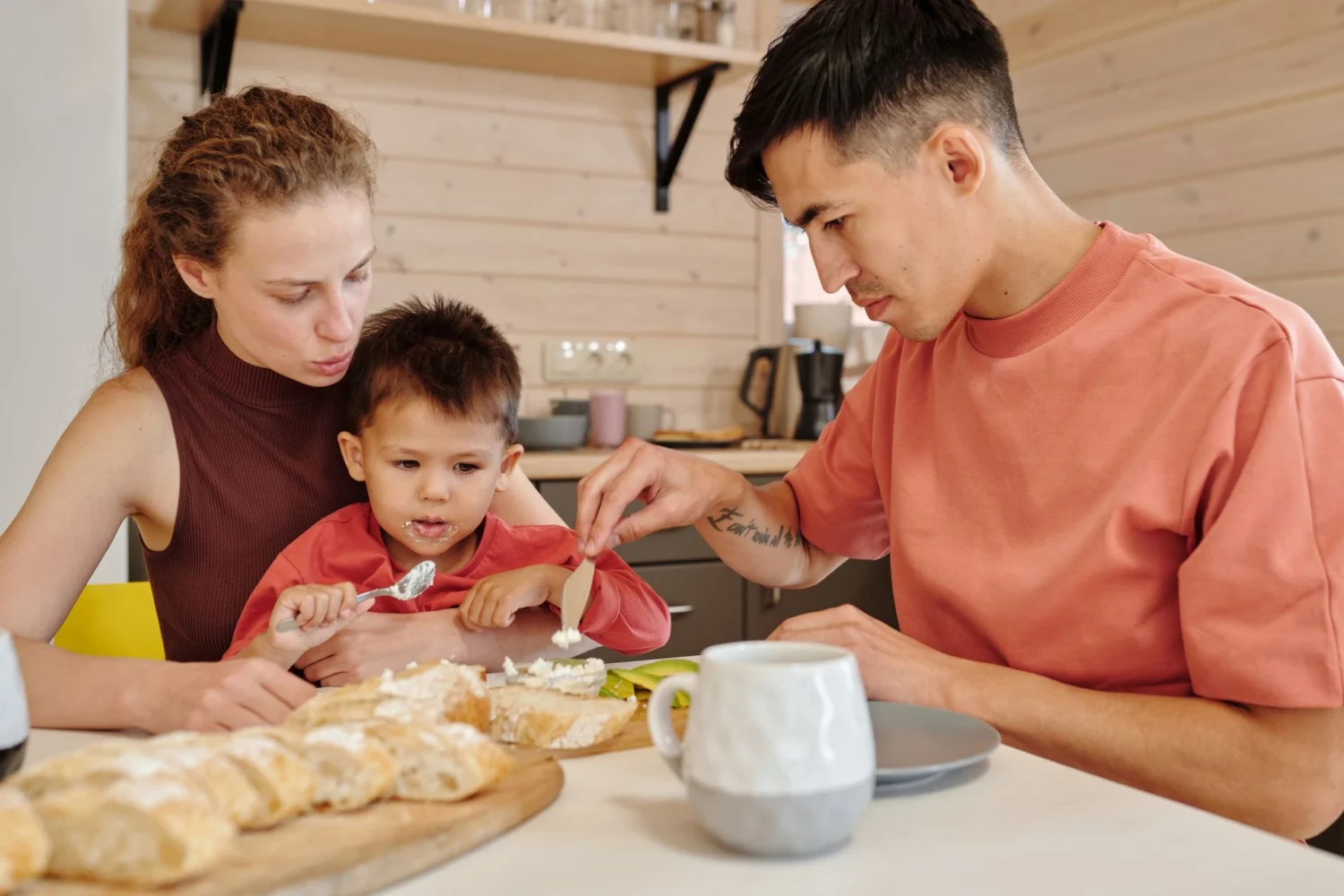 Repas de bébé à 18-24 mois : textures, autonomie et vie de famille